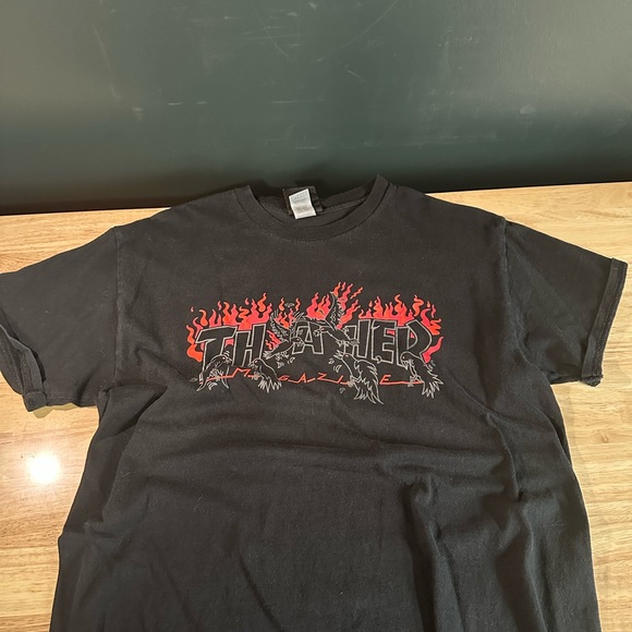 Black and red thrasher graphic t shirt - Picture 1 of 3
